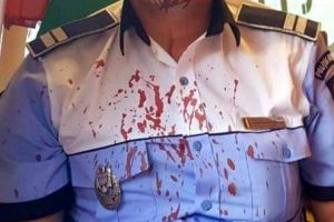 VIDEO. Poliţişti deposedaţi de arme şi bătuţi crunt de un clan de rromi