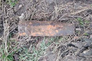 UPDATE FOTO: Echipa pirotehnică a Detaşamentului ISU Alba intervine pentru asanarea unui teren de muniţie neexplodată, în Vinerea