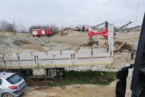 POTLOGI: Bărbat accidentat grav, de un utiliaj, la o balastieră