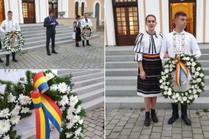 LIVE VIDEO: „Patria recunoscătoare”- Depuneri de coroane la plăcile-simbol montate pe frontispiciile primăriilor din toate comunele, oraşele şi municipiile judeţului Alba. Bisericile din judeţ au bătut simultan clopotele cinstind reîntregirea