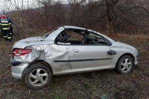 Accident la Braniştea. O femeie a ieşit în decor cu maşina pe care o conducea