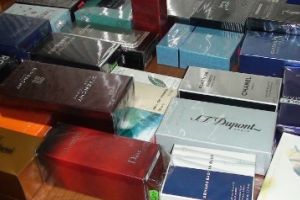 Cum au fost prinşi doi gălăţeni la Focşani, în timp ce vindeau parfumuri contrafăcute