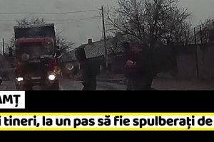 NEAMT: Trei tineri, la un pas să fie spulberaţi de TIR