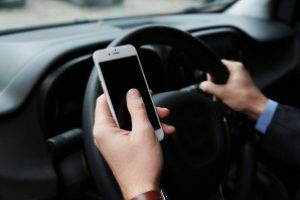 FOLOSIREA DISPOZITIVELOR MOBILE ÎN TIMPUL   CONDUCERII UNUI VEHICUL