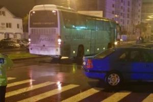 Accident grav la Botoşani! O femeie se zbate între viaţă şi moarte după ce a fost călcată de un autocar
