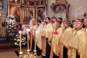 VIDEO & FOTO Slujbă cu 40 de preoţi la o biserică din Botoşani. Sute de credincioşi asistă la eveniment