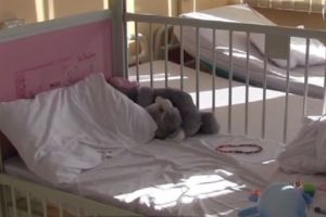 O fetiţă de trei ani a fost „uitată” în spital de familie. Lecţie impresionantă de solidaritate