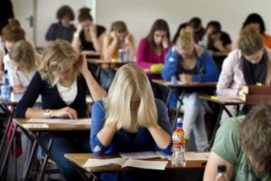 2000 de elevi din Botoşani vor primi bani de liceu