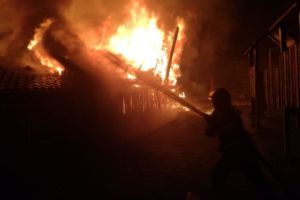 Bărbat reţinut de poliţişti după ce o fată de 21 de ani a suferit arsuri grave în incendiul de la Augustin!