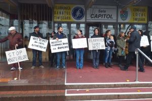 Protest în faţa Filarmonicii Banatul cauzat de proiectul de reabilitare a clădirii Capitol