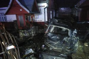 Un bărbat de 29 de ani a murit, iar şoferul a ajuns la spital, după ce maşina în care se ...