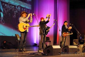 Atmosfera Cenaclului Flacăra, recreată la Oradea: Victor Socaciu, Ducu Bertzi şi Vasile Șeicaru aplaudaţi de sute de melomani. Un bărbat a leşinat la concert (FOTO / VIDEO)
