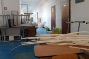 O parte din studentii de la Litere acuza dureri de cap. Acestia fac cursuri in sali proaspat renovate. Conducerea Centrului Universitar Nord Baia Mare habar nu are