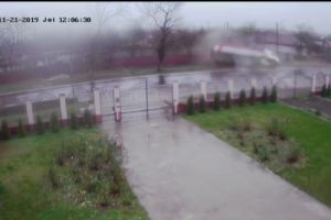 Tărtăşeşti: TIR răsturnat în şanţ din cauza vitezei (VIDEO)