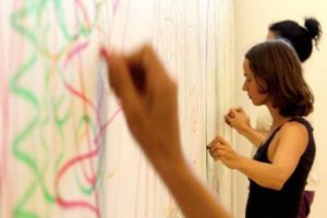 VIDEO FOTO Doi italieni  învaţă sibienii dezvoltarea personală prin dans şi desen