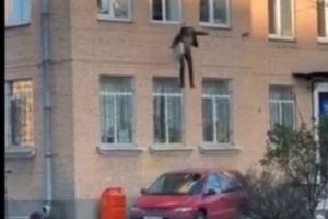 VIDEO Evadare în stil rusesc: A sărit de la etaj, din secţia de poliţie, cu tot cu caloriferul de care era încătuşat