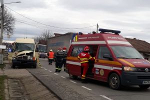 Accident la Beclean: Microbuz intrat într-un cap de pod (FOTO)