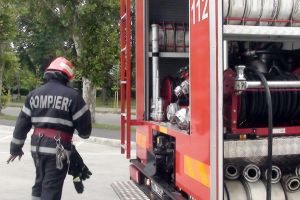 Fiţi cu băgare de seamă! Incendiu la un bloc din Oradea, pornit de la o lumânare lăsată să ardă aiurea