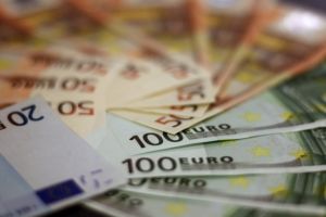 Leul se prăbuşeşte: Un nou MAXIM istoric pentru euro, a patra zi consecutiv