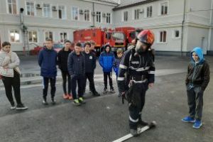 Elevi de la Scoala Gimnaziala “Ioan Slavici” din Tautii de Sus, intalnire cu pompierii baimareni (FOTO)
