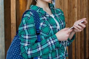 Scene şocante filmate într-un liceu! Elevă cu dizabilităţi bătută fără milă de profesoară. Colegii fetei au privit îngroziţi incidentul (VIDEO)