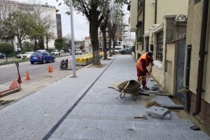 Constanta: Continua reabilitarea trotuarelor, pe bulevardul Mamaia