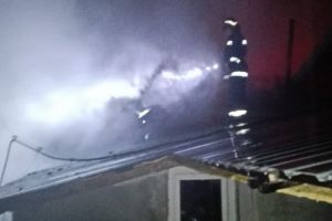 Incendiu în comuna Oşorhei: O magazie a luat foc de la un cablu neizolat. Flăcările au cuprins şi casa vecinilor (FOTO)