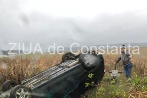 Accident in judetul Constanta. O masina s-a rasturnat in camp si s-a oprit fix langa o cruce (galerie foto)