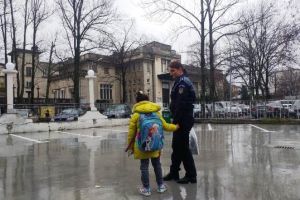FOTO: O fetiţă rătăcită, găsită pe stradă de o poliţistă. Ce a făcut poliţista când a văzut copilul plângând