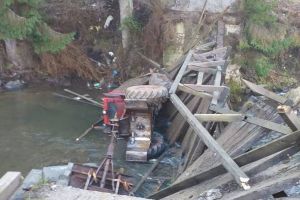 FOTO ȘTIREA TA: Podeţ de lemn dintr-o comună din Apuseni, prăbuşit sub greutatea unui TAF care a încercat să îl traverseze