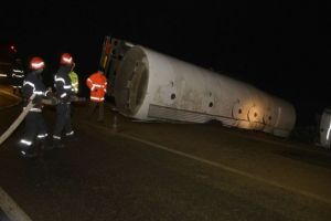 Accident pe DN1B, la Fantanele. O cisterna incarcata cu motorina s-a rasturnat. Sunt scurgeri de carburant pe carosabil