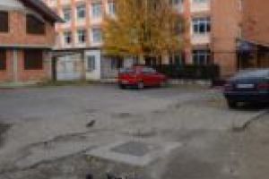 De râsul copiilor! Elevii unei şcoli din Lugoj dau din groapă în groapă până să ajungă în clase