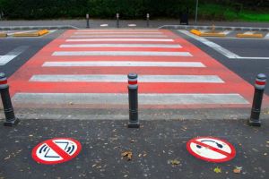 Constanta. Marcaje de avertizare privind interdictia utilizarii castilor si telefoanelor mobile in timpul traversarii 