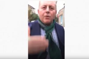 VIDEO/ Momentul cand primarul PNL al Balşului bate un tânăr pe stradă. Politia il audiaza pe nemernic