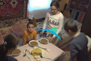 Cinci frati plang de foame si isi fac temele pe jos. Nu au jucarii si impart acelasi pix