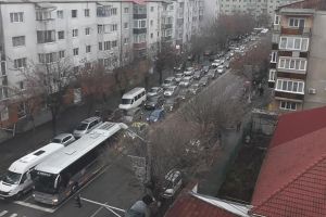 Trafic de coşmar la Bistriţa. Tot mai multe maşini se înghesuie pe aceleaşi străzi înguste (FOTO)