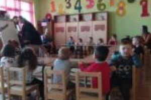 Poveşti rostite de cei mari pentru cei mici. Gazdă Grădiniţa PP 4 Caransebeş