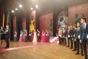 FOTO & VIDEO Cei mai frumoşi liceeni s-au întrecut în finala Miss Boboc. Ei sunt câştigătorii Miss şi Mister Boboc 2019
