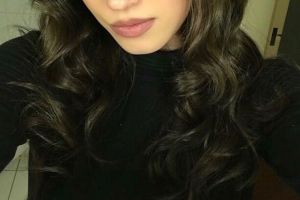 VIDEO O tânără din Botoşani scoate hituri pe bandă rulantă. Cum sună ultima sa piesă