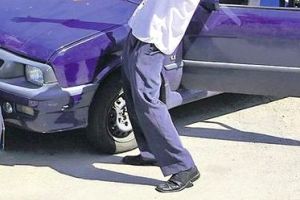 FOTO Gest mizerabil! Cum şi-a găsit maşina în parcare un bărbat din Botoşani