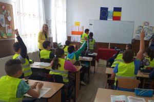 Peste 900 de elevi din 20 de localităţi învaţă ABC-ul rutier