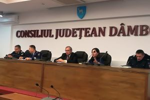 Prefectul Antonel Jîjîie a fost felicitat „la scenă deschisă” de ministrul de Interne, Marcel Vela