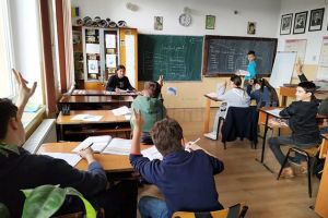 Elevi din Stroieşti iau locul profesorilor la catedră şi învaţă din secretele meseriei lor