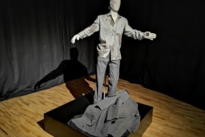 Hainele purtate de un revoluţionar împuşcat în cap în 1989, expuse în premieră