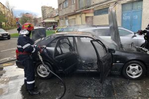 FOTO/VIDEO. Autoturism cuprins de flăcări, pe Drumul Careiului. Pompierii au intervenit de urgenţă