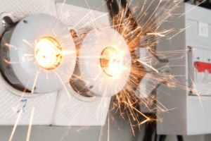 Vreţi să ieşiţi cu bine din iarnă? Respectaţi instrucţiunile de apărare împotriva incendiilor la exploatarea instalaţiilor electrice