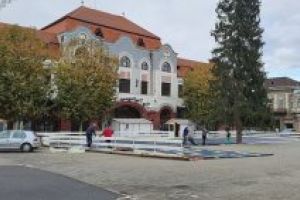 Baia Mare: Se monteaza patinoarul in Piata Libertatii (FOTO)