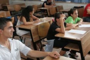 Elevii „muncesc” mai mult decât adulţii