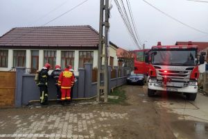 UPDATE FOTO| INCENDIU la o casă de locuit din Miceşti: O persoană a primit îngrijiri medicale după ce o butelie a luat foc