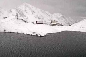 VIDEO| A venit iarna în România. Locul unde stratul de zăpadă a atins 22 de centimetri